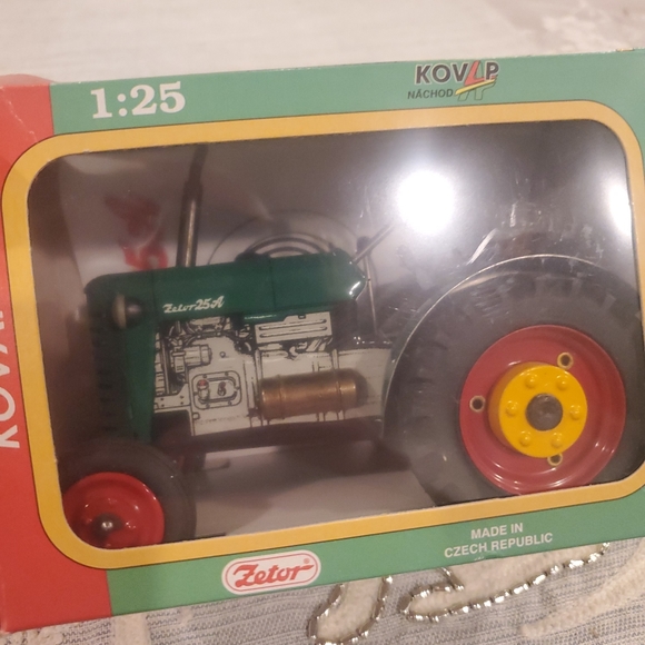 ZETOR 25 A Tractor - MADE IN CZECH REPUBLIC IN THE BOX 1:25 SCALE - Picture 10 of 13